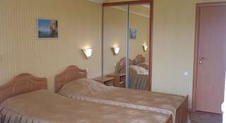 Гостиница Камелот Малореченское Стандартный двухместный номер с 1 кроватью или 2 отдельными кроватями и видом на сад-5