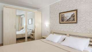 Гостиница Камелот Малореченское Family superior-5