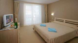 Гостиница Камелот Малореченское Стандартный двухместный номер с 1 кроватью или 2 отдельными кроватями и видом на бассейн-4