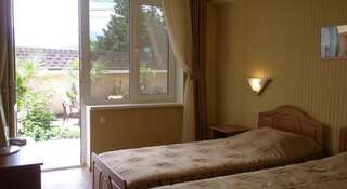 Гостиница Камелот Малореченское Стандартный двухместный номер с 1 кроватью или 2 отдельными кроватями и видом на сад-11