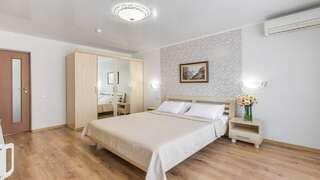 Гостиница Камелот Малореченское Family superior-2